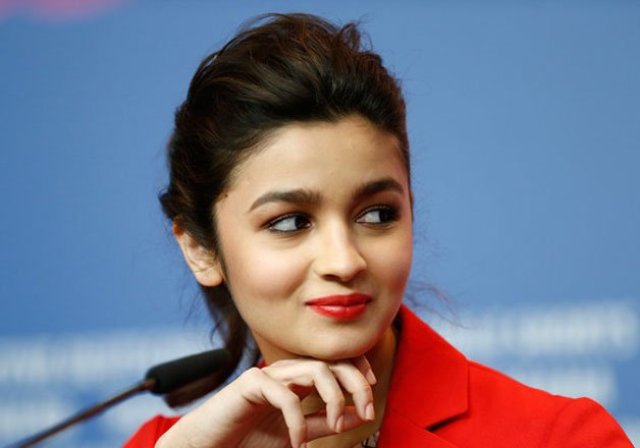 Alia-Bhatt-about-her-carrer-at-shaandar-promotion-niharonline.jpg