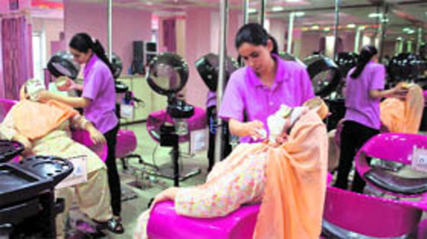 Beauty_Parlors_like_womens_niharonline.jpg