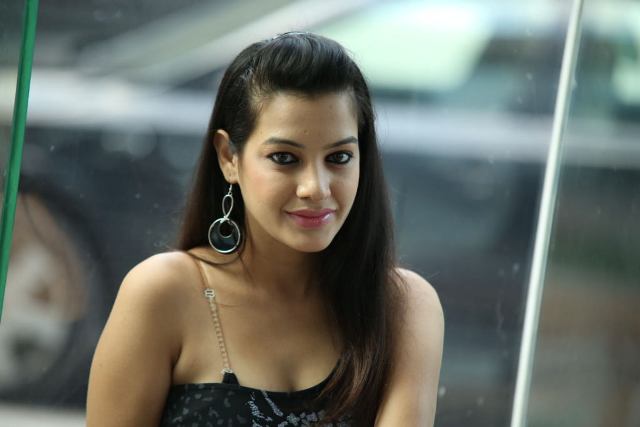 Deeksha_Panth_in_shankarabharanam_niharonline