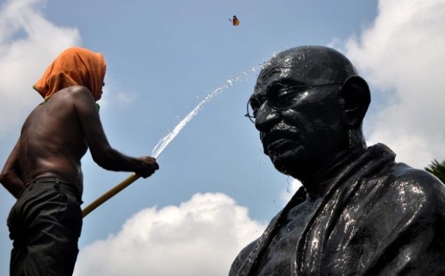 Modi_calls_nation_for_clean_statues_niharonline