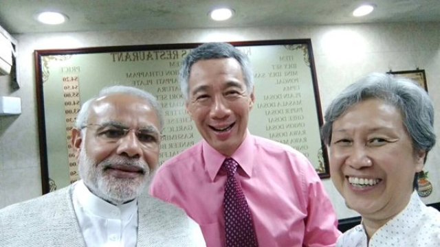 Modi_selfie_with_singapore_PM_niharonline
