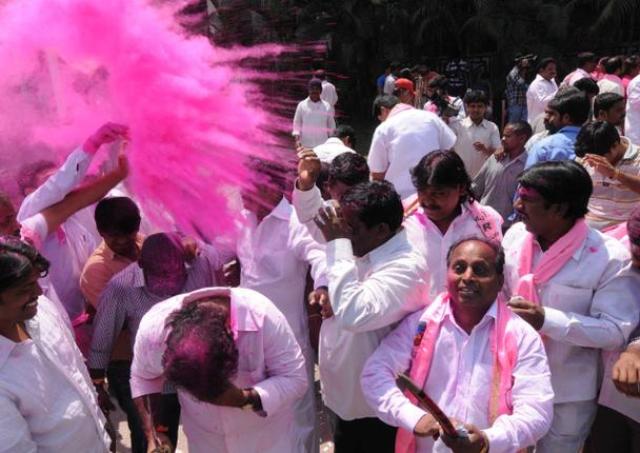 TRS-celebrations-in-warangal-by-poll-pasunuri-dayakar-niharonline