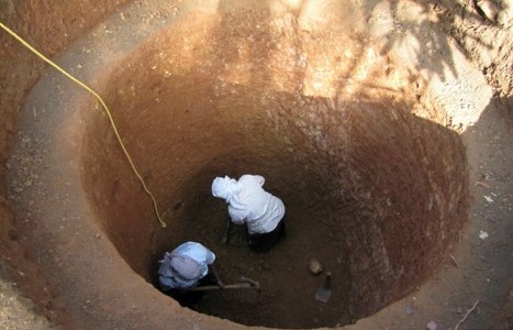 Women_digging_the_well_in_kerala_niharonline