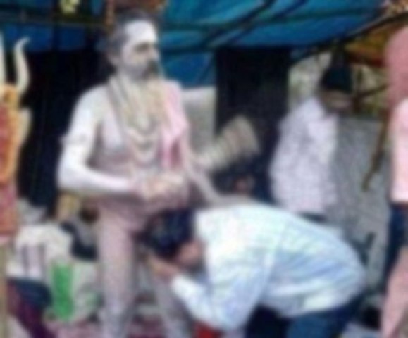 devottes-Lingam-Swami-blessing-private-parts-niharonline.jpg