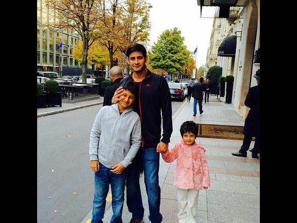 maheshbabu_family_in_paris_niharonline