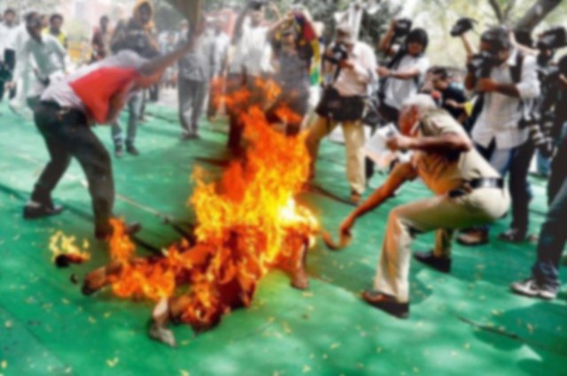 man-killed-set-fire-himself-video-takes-UP-jaanpur-niharonline