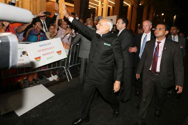 modi-grand-welcome-in-us-niharonline.jpg