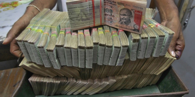 money-bag-dropped-on-vijayawada-road-niharonline