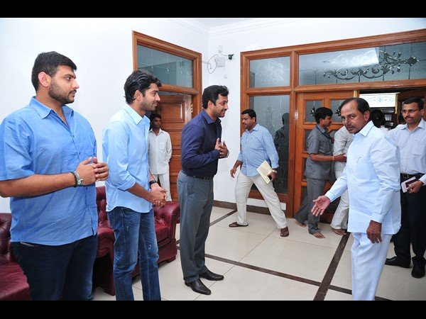 naresh_meets_cm_to_invite_marriage_niharonline