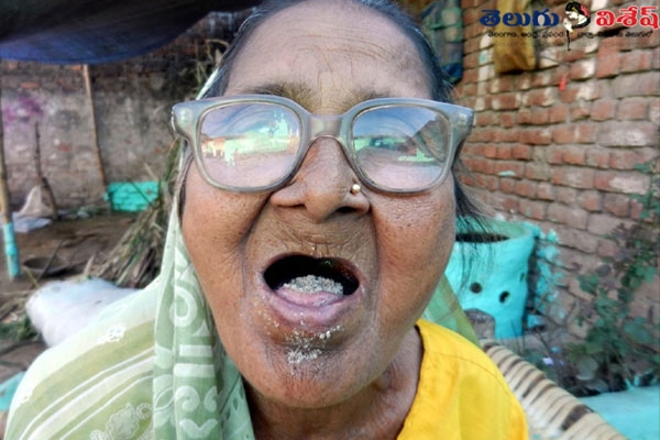 old_lady_eating_sand_niharonline