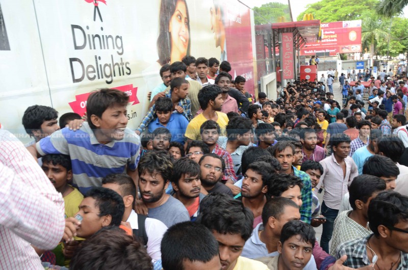 queue_at_imax_for_baahubali_tickets_niharonline(6)