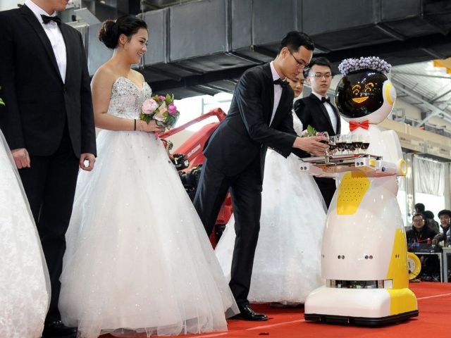 robot_serving_at_wedding_china_niharonline
