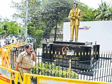 shobhanbabu_statue_in_police_pahara_niharonline