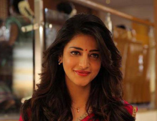 sruthi-hassan-silent-on-telugu-movie-offers-niharonline