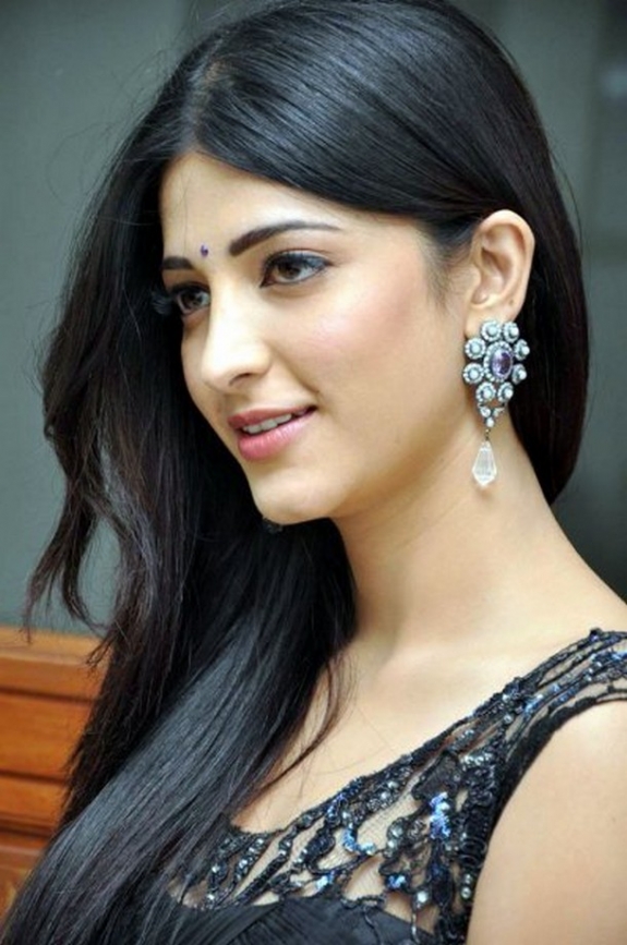 tamil_remeke_movies_sruthi-_hasan_niharonline