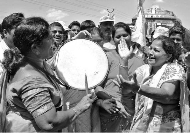 telugu_deasam_women_wing_leader_toungue_slip_fire_on_TRS_niharonline