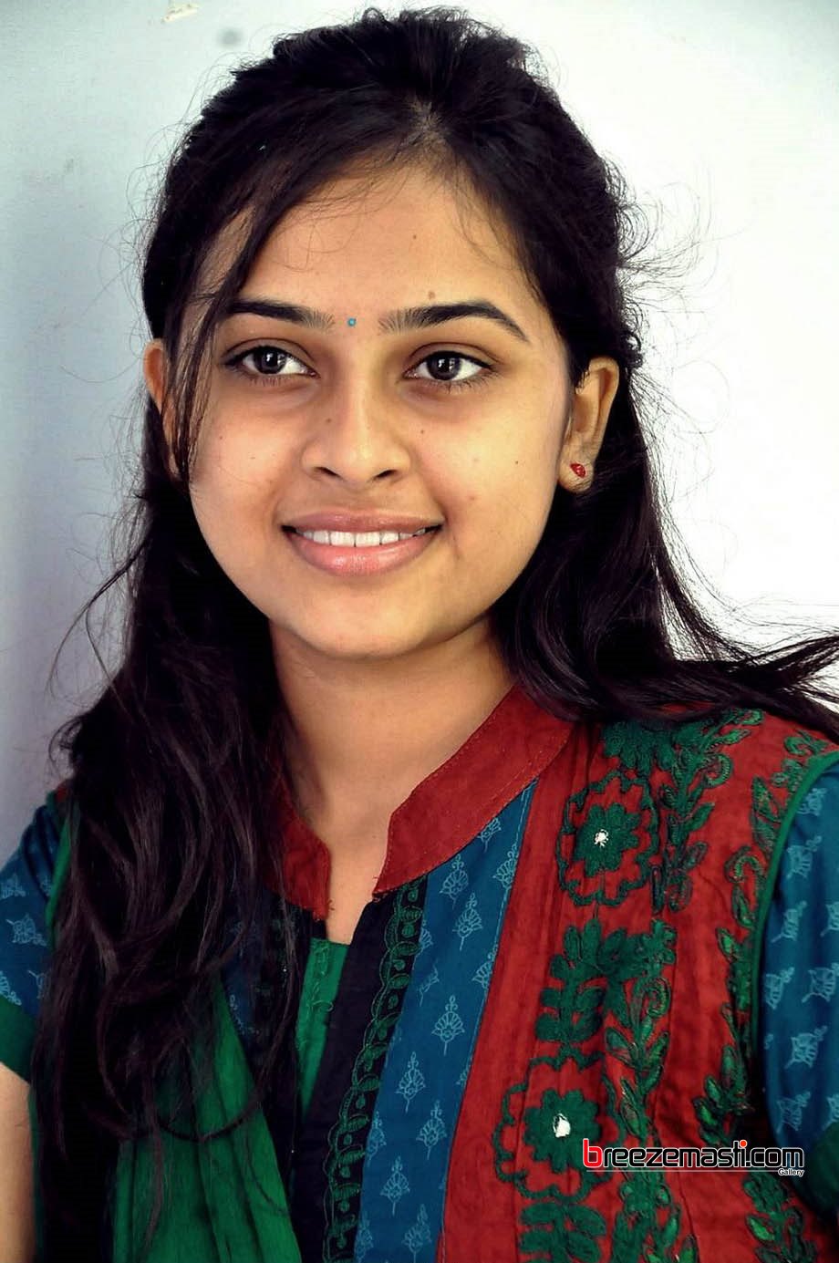 telugu_film_actress_sri_divya_latest_niharonline