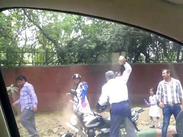 traffic_police_constable_hits_a_lady_by_bricks_niharonline