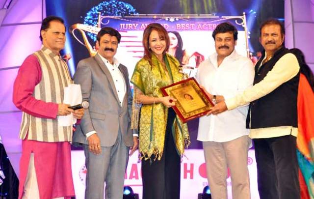 tsr_tv_9_award_manchu_laxmi_niharonline